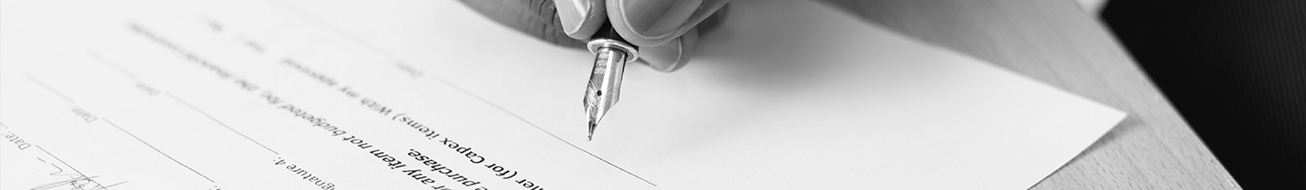 Fotografia de uma mão assinando um contrato com uma caneta - Bolsa de Estudos Unijorge